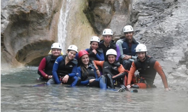  groupe de personnes en combinaisons en néoprène assis dans l'eau 